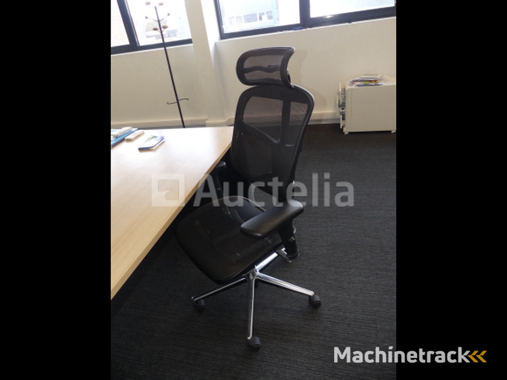 Bureau + kledingkast + ronde tafel + 4 stoelen