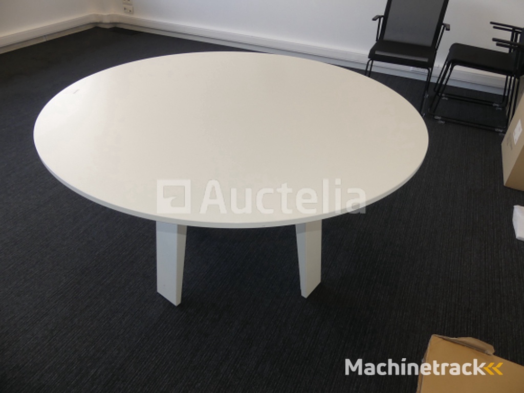 Bureau + kledingkast + ronde tafel + 4 stoelen