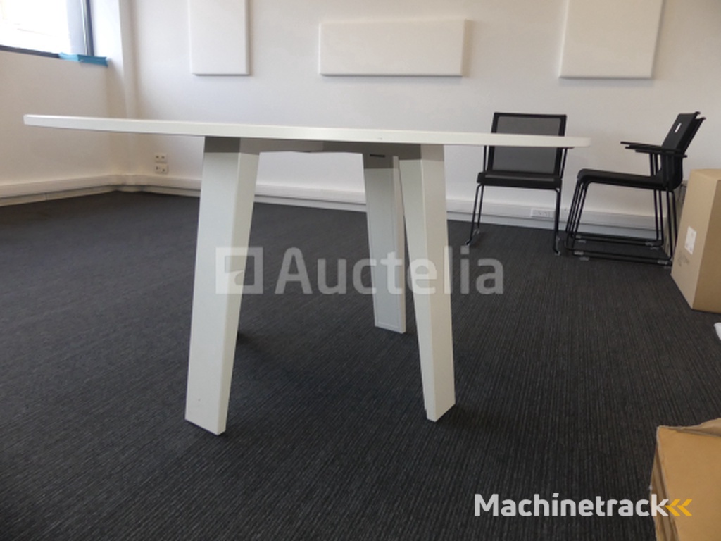 Bureau + kledingkast + ronde tafel + 4 stoelen