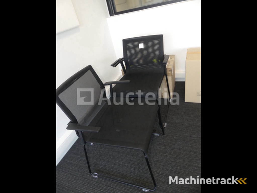 Bureau + kledingkast + ronde tafel + 4 stoelen