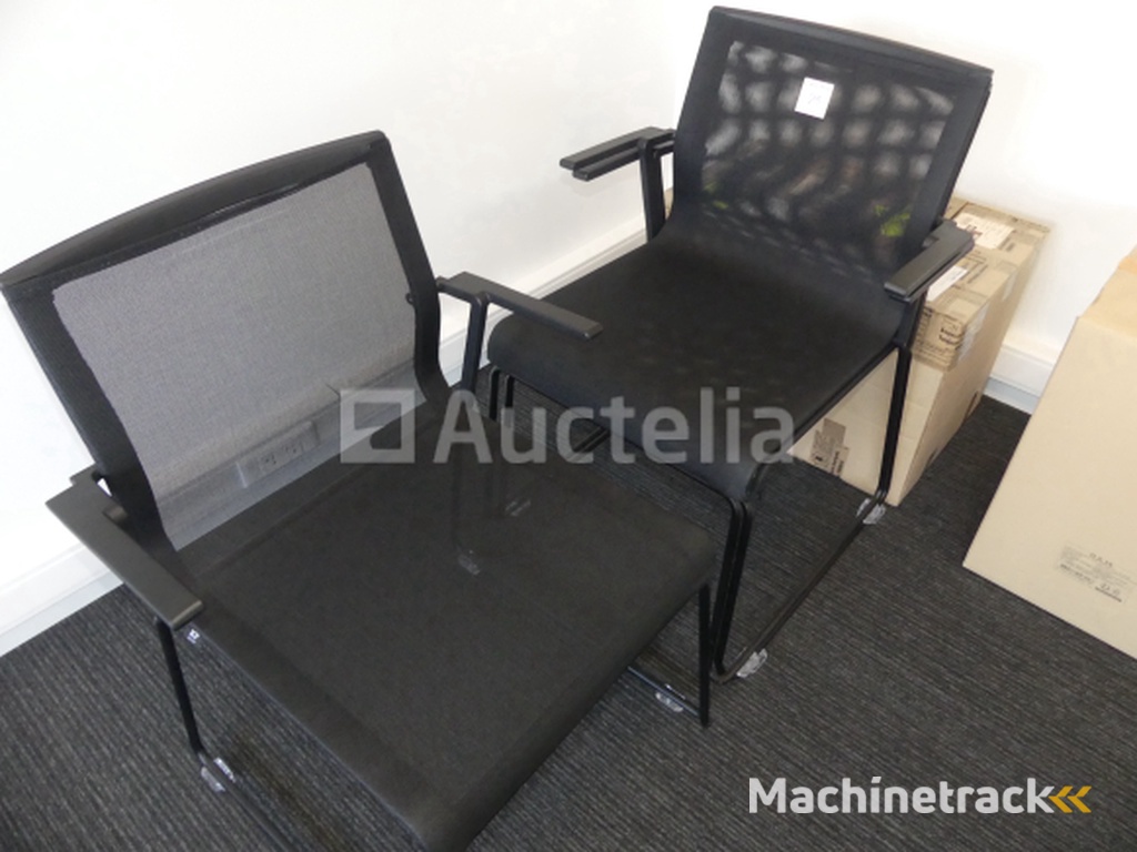 Bureau + kledingkast + ronde tafel + 4 stoelen