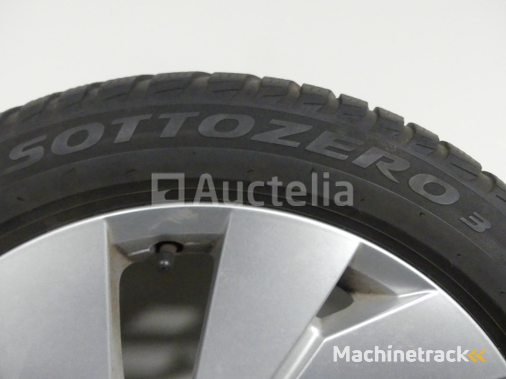 4 Winter tyres on aluminium rims Pirelli Sottozero3 - 205/50 R17