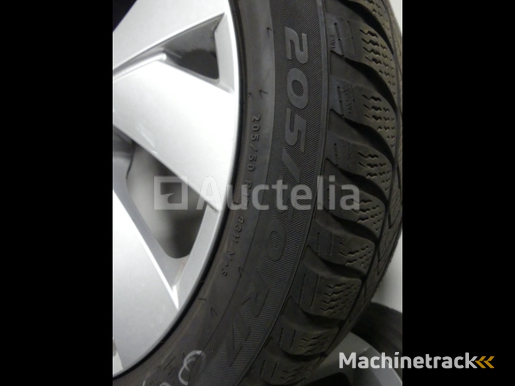 4 Winter tyres on aluminium rims Pirelli Sottozero3 - 205/50 R17