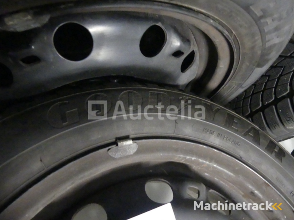 4 Winter tyres on Goodyear Ultragrip8 sheet metal rims - 195/60 R15