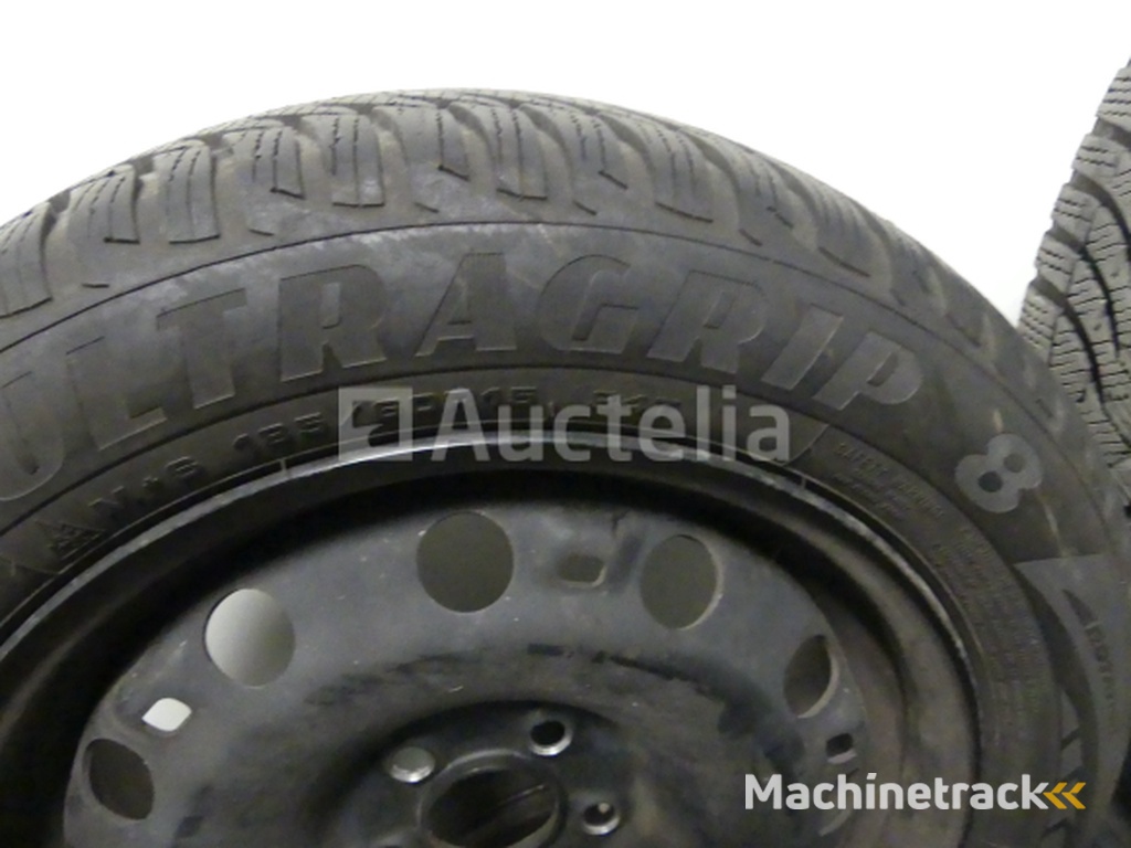 4 Winter tyres on Goodyear Ultragrip8 sheet metal rims - 195/60 R15