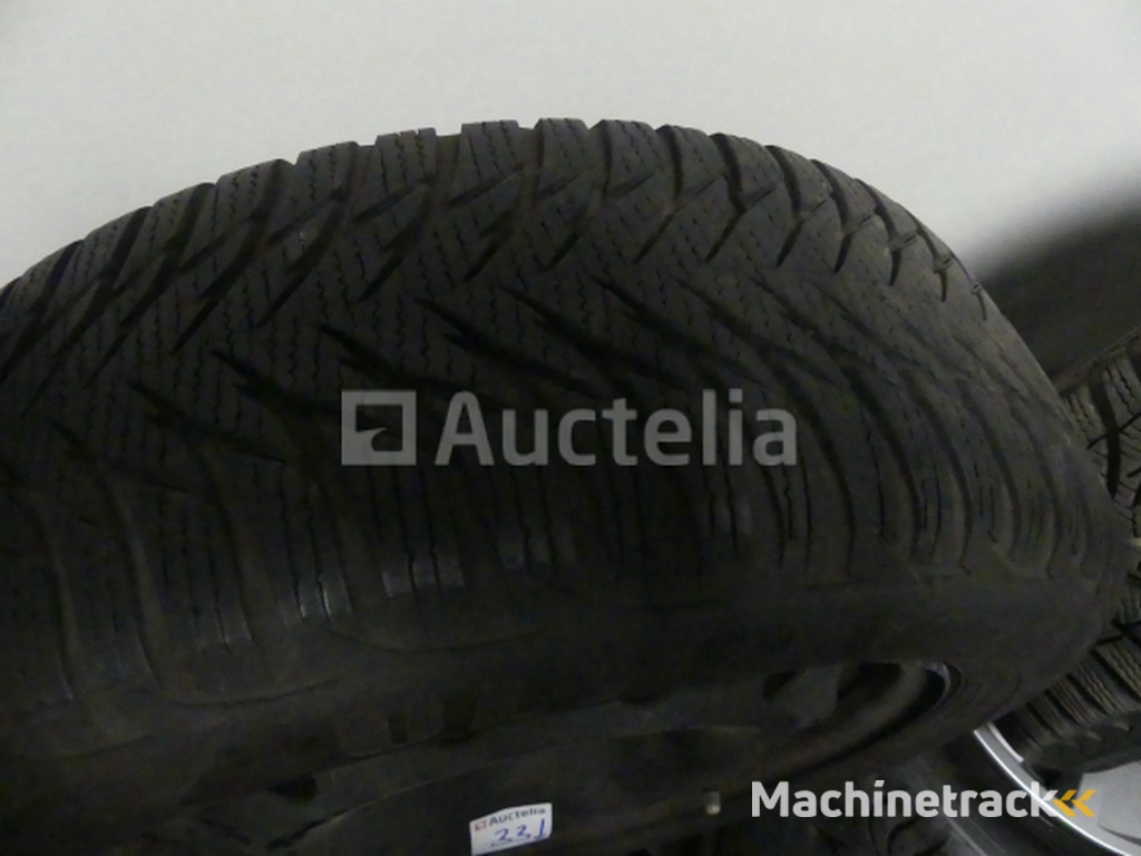 4 Winter tyres on Goodyear Ultragrip8 sheet metal rims - 195/60 R15