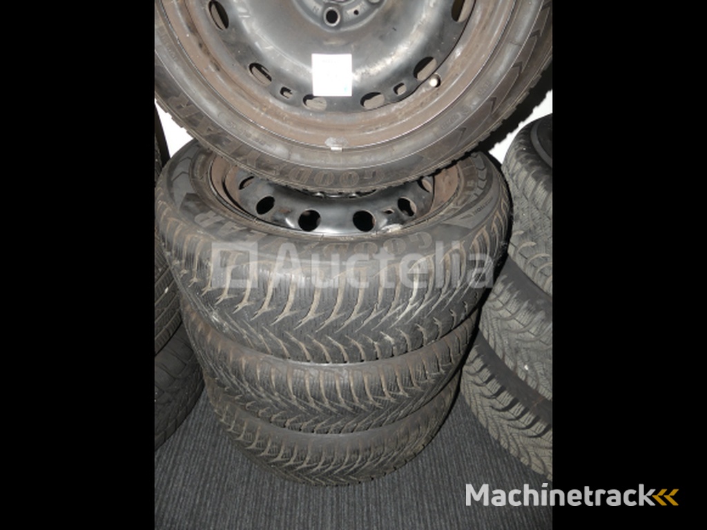 4 Winter tyres on Goodyear Ultragrip8 sheet metal rims - 195/60 R15