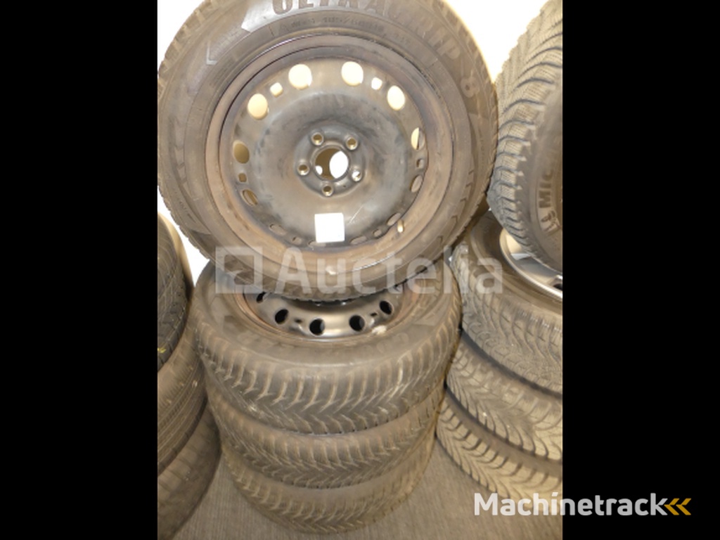 4 Winter tyres on Goodyear Ultragrip8 sheet metal rims - 195/60 R15