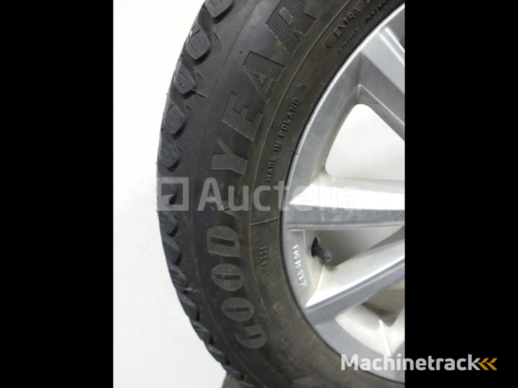 4 spijkerbanden op Goodyear Ultragrip IceArctic aluminium velgen - 195/65 R15