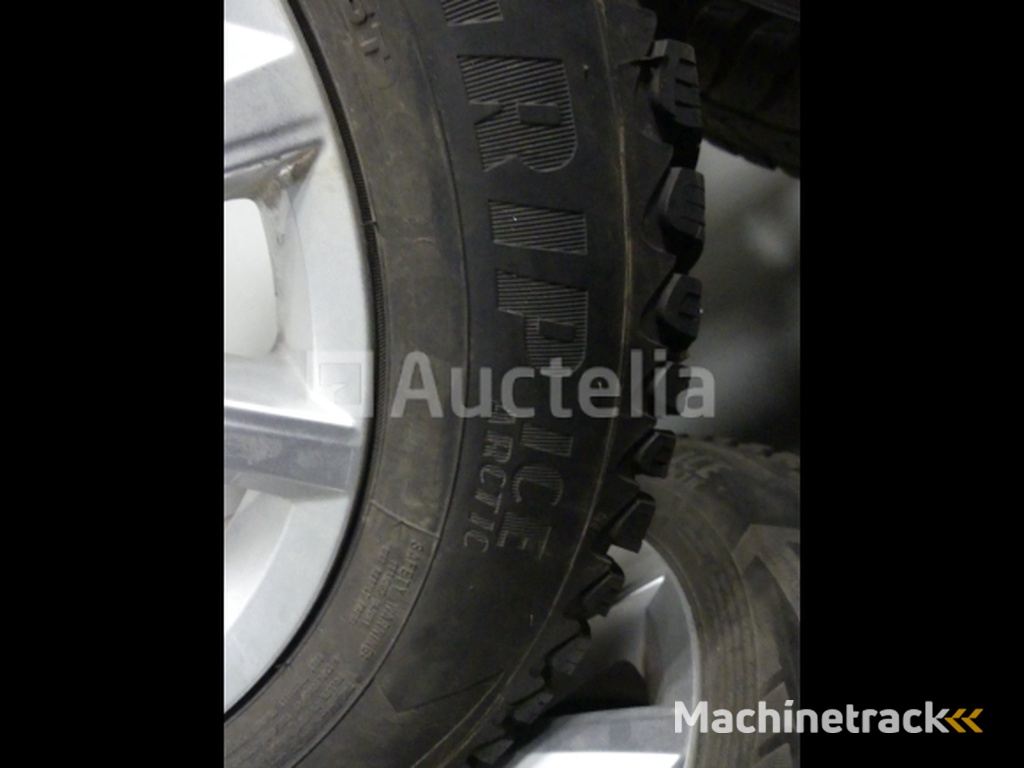4 spijkerbanden op Goodyear Ultragrip IceArctic aluminium velgen - 195/65 R15