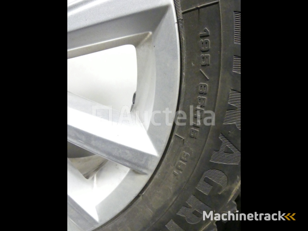 4 spijkerbanden op Goodyear Ultragrip IceArctic aluminium velgen - 195/65 R15