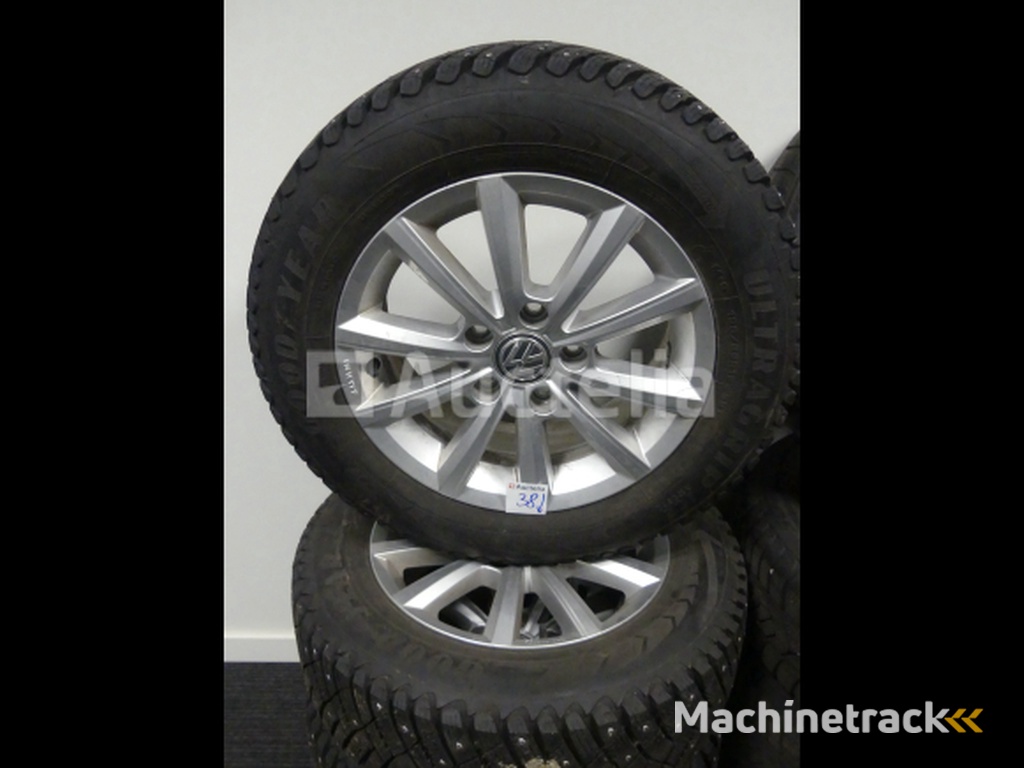 4 spijkerbanden op Goodyear Ultragrip IceArctic aluminium velgen - 195/65 R15
