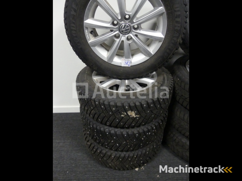 4 spijkerbanden op Goodyear Ultragrip IceArctic aluminium velgen - 195/65 R15