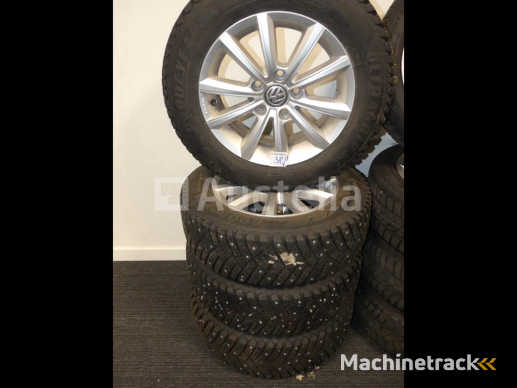 4 spijkerbanden op Goodyear Ultragrip IceArctic aluminium velgen - 195/65 R15