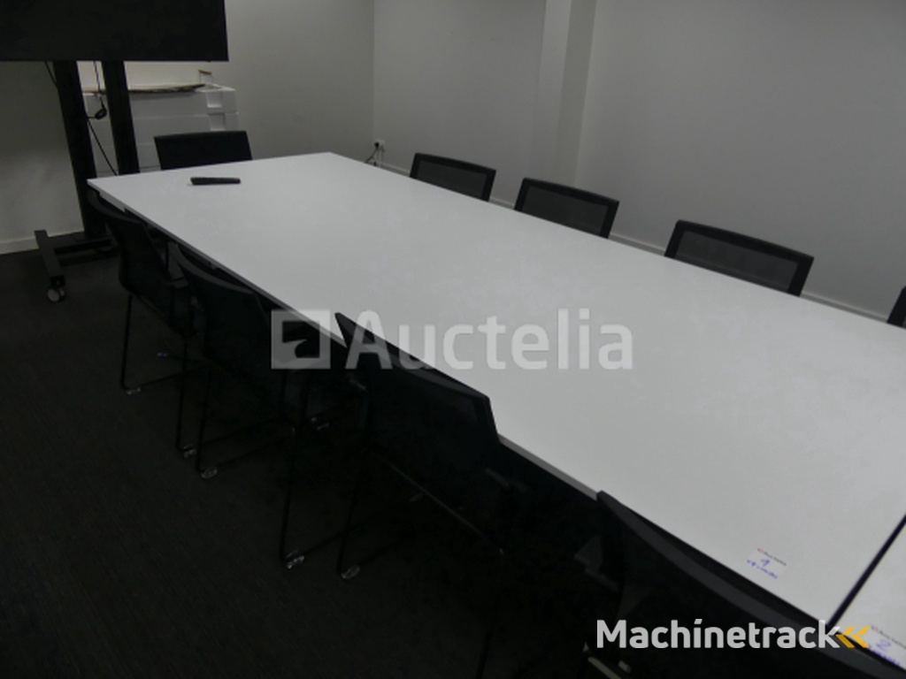 Vergadertafel + 8 FAMO stoelen