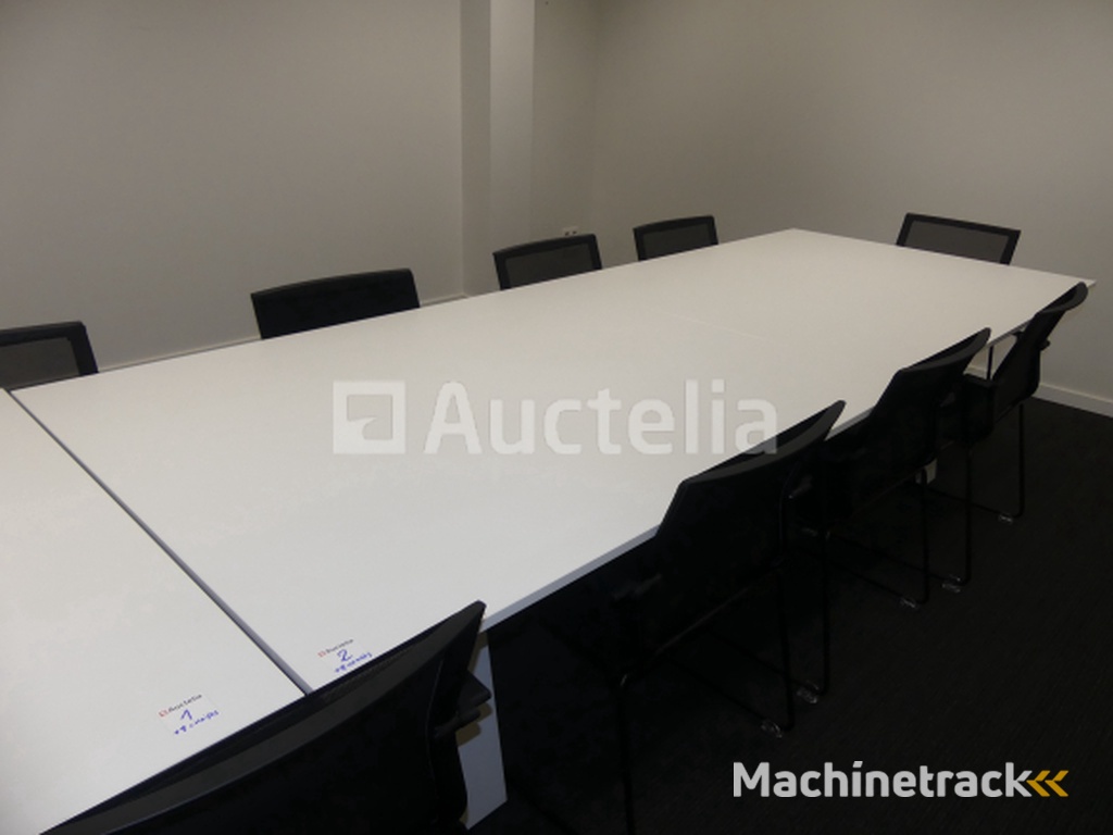 Vergadertafel + 8 FAMO stoelen
