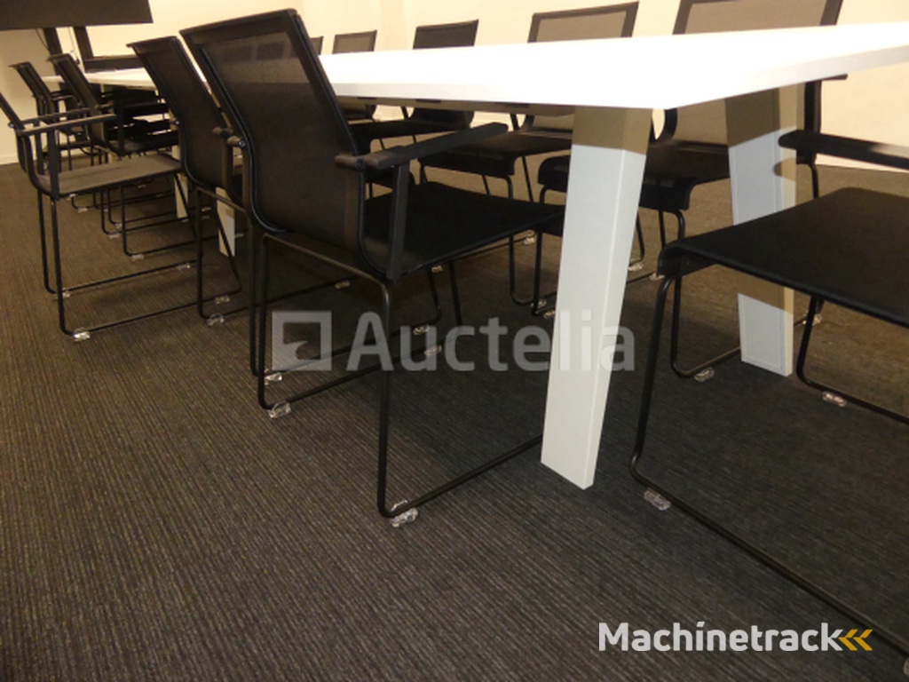 Vergadertafel + 8 FAMO stoelen