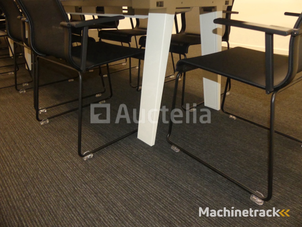 Vergadertafel + 8 FAMO stoelen