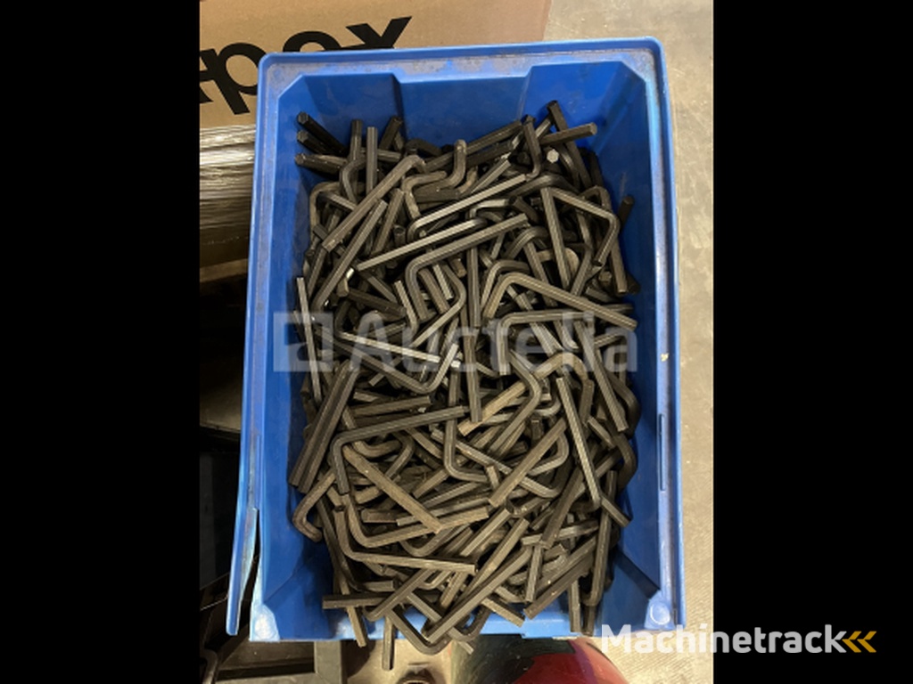 grote partij inbussleutels in bak