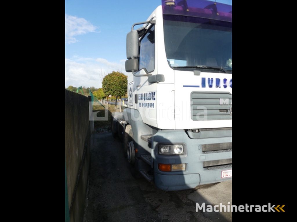 Oplegger trekker MAN TGA18-430