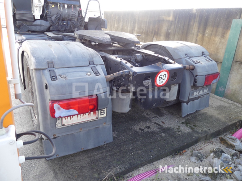 Oplegger trekker MAN TGA18-430