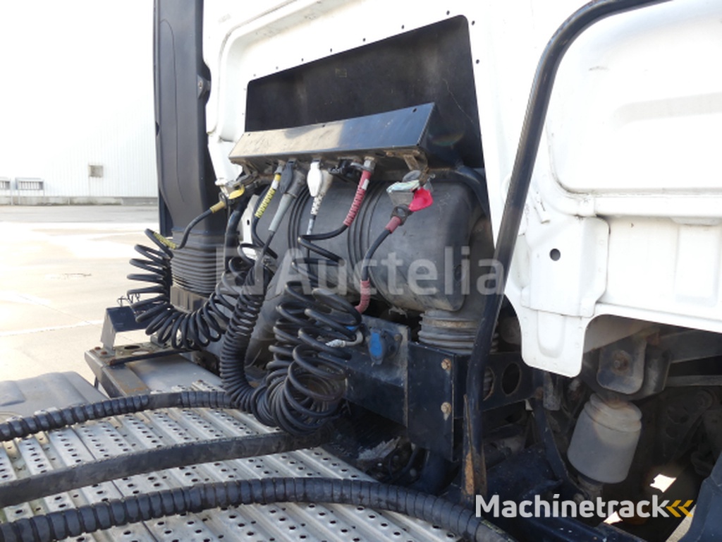 Oplegger trekker MAN TGA18-430