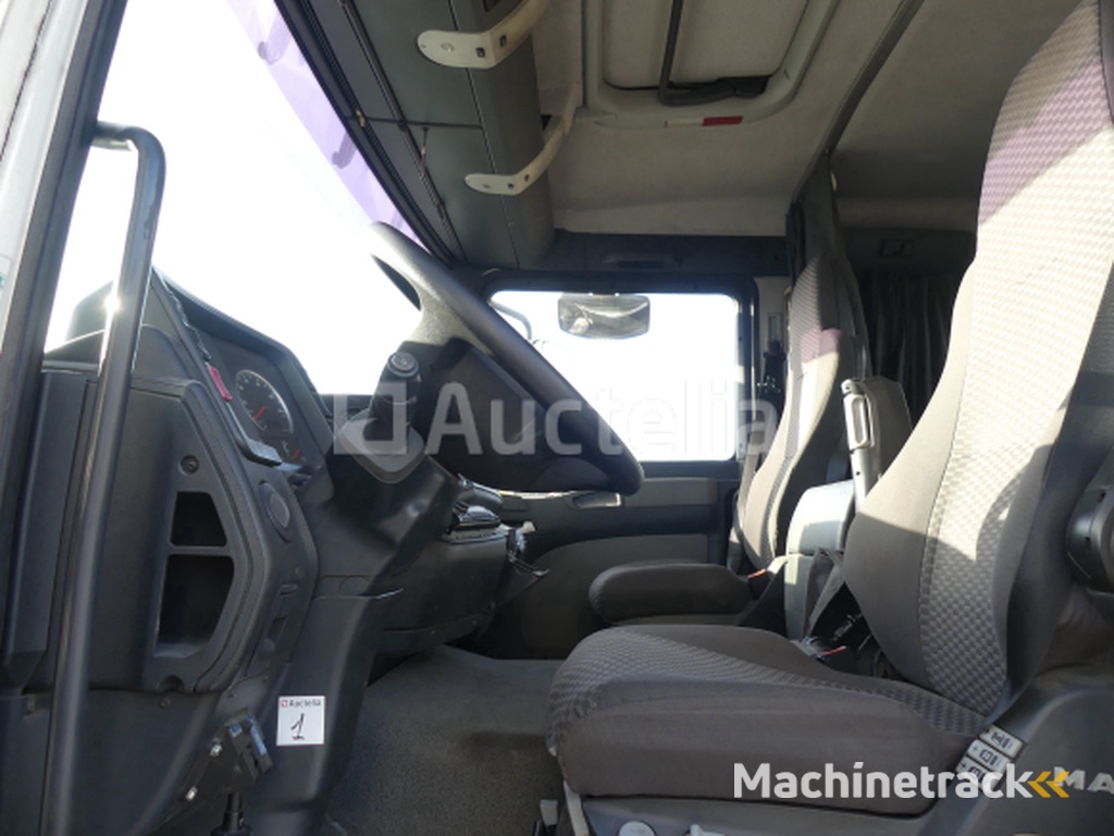 Oplegger trekker MAN TGA18-430