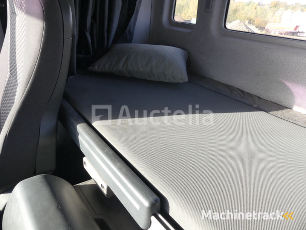 Oplegger trekker MAN TGA18-430