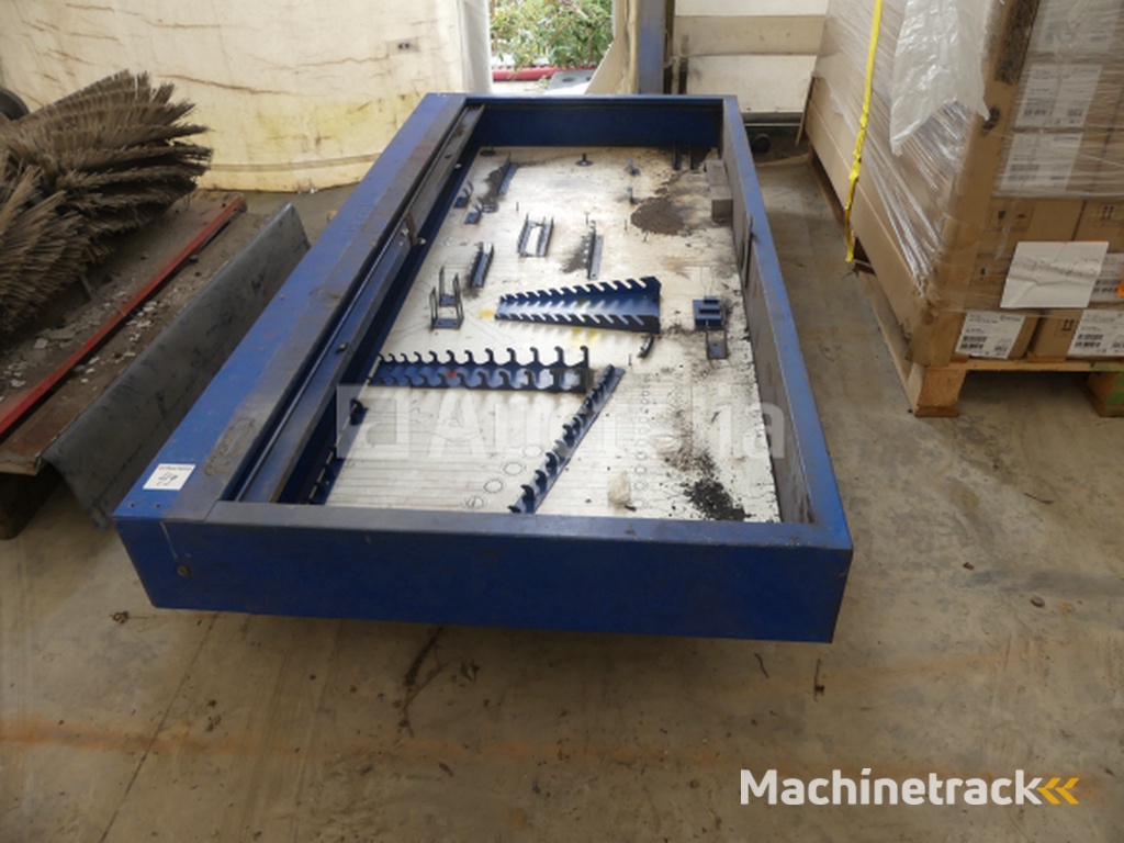 Wall-mounted tool cabinet