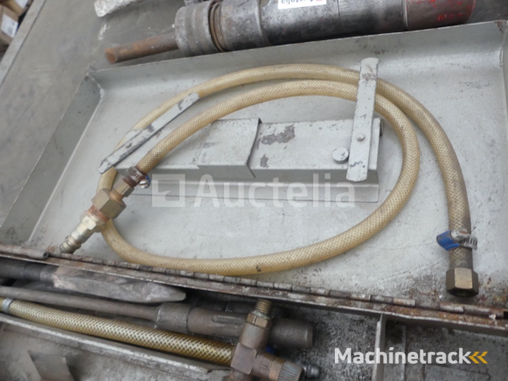 3 pneumatic chippers