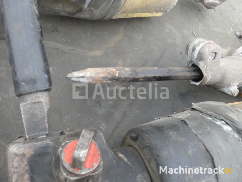 3 Pneumatic jackhammers