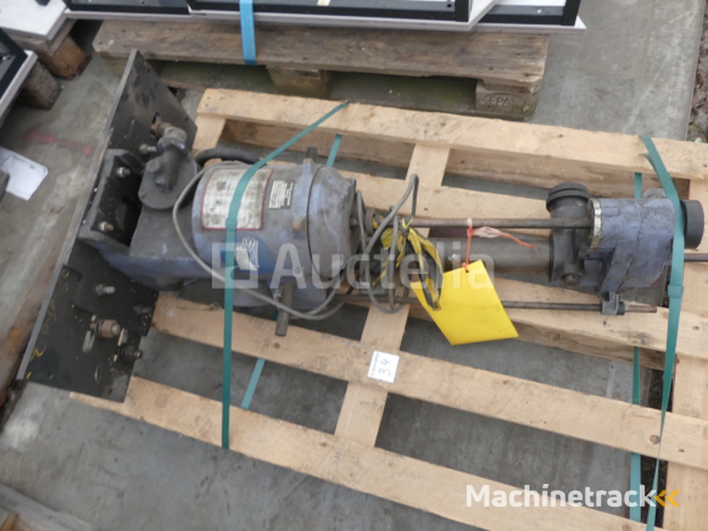 Industrial drilling rig