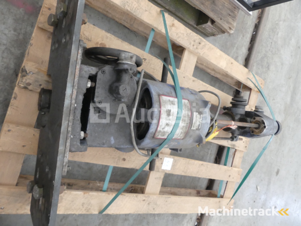 Industrial drilling rig