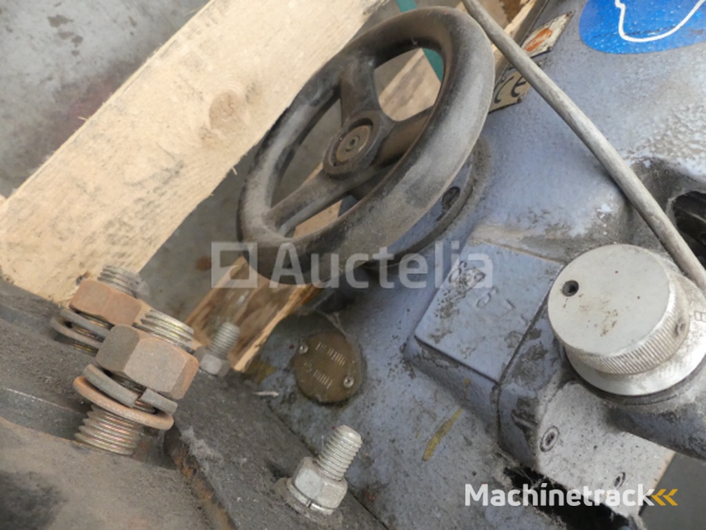 Industrial drilling rig