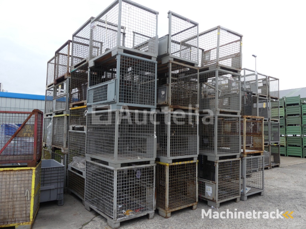 4 stackable wire bins