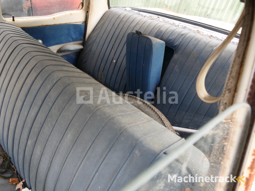 Voorouderauto om Studebaker te herstellen