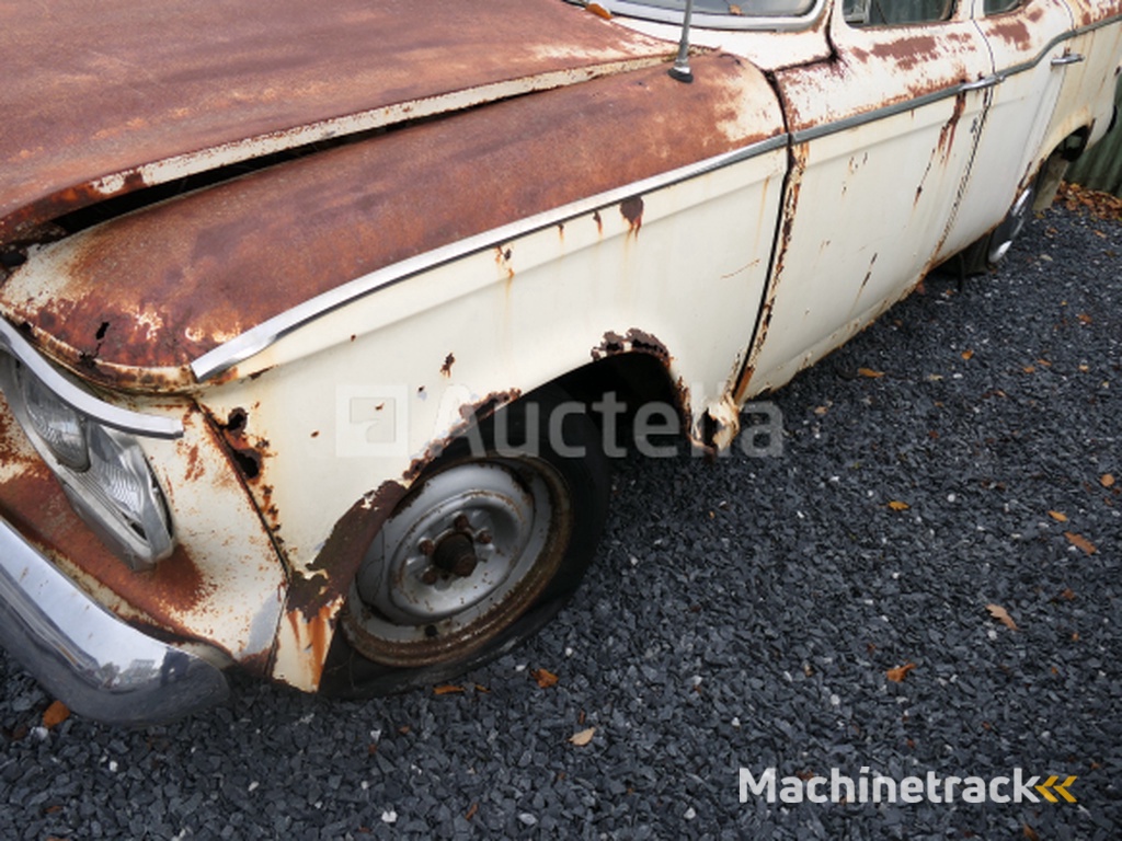 Voorouderauto om Studebaker te herstellen