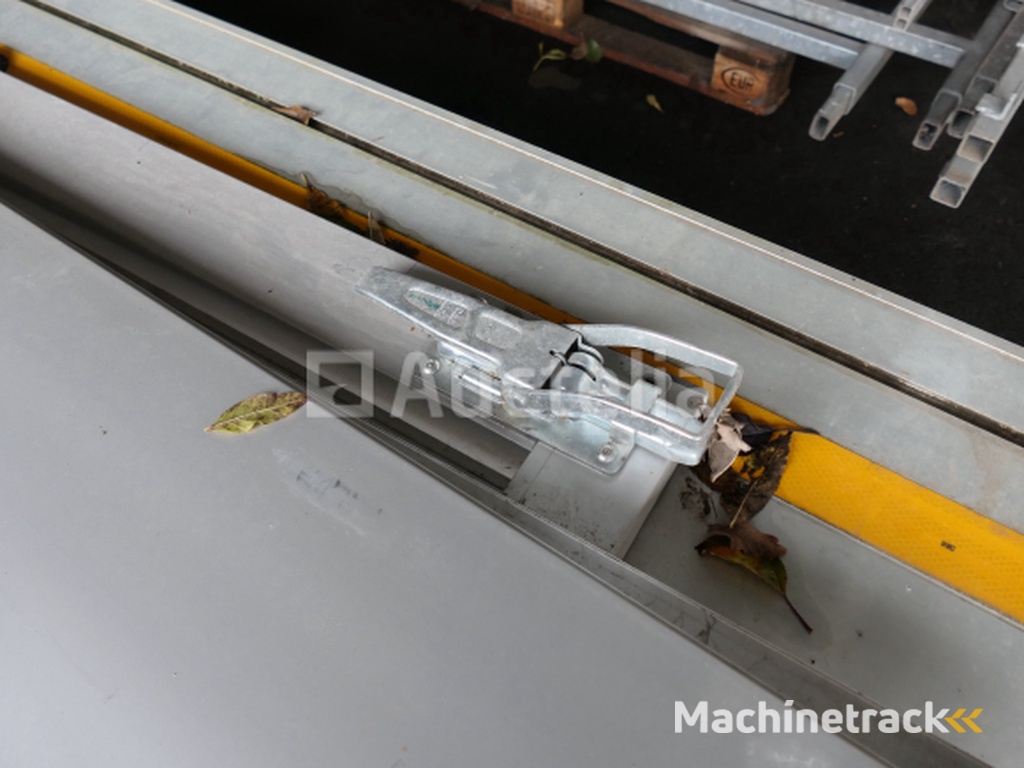 17 Aluminium side panels for trailers