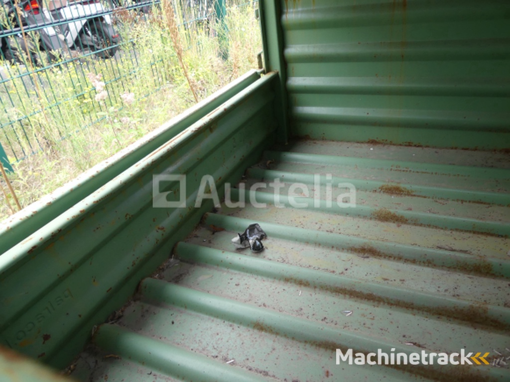 4 stapelbare metalen bakken