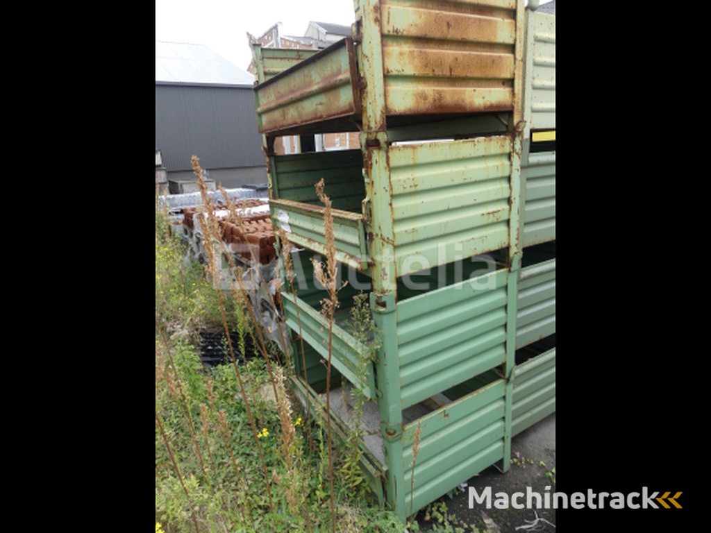 4 stapelbare metalen bakken