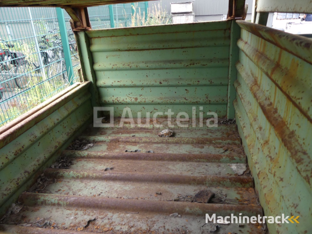 4 stapelbare metalen bakken