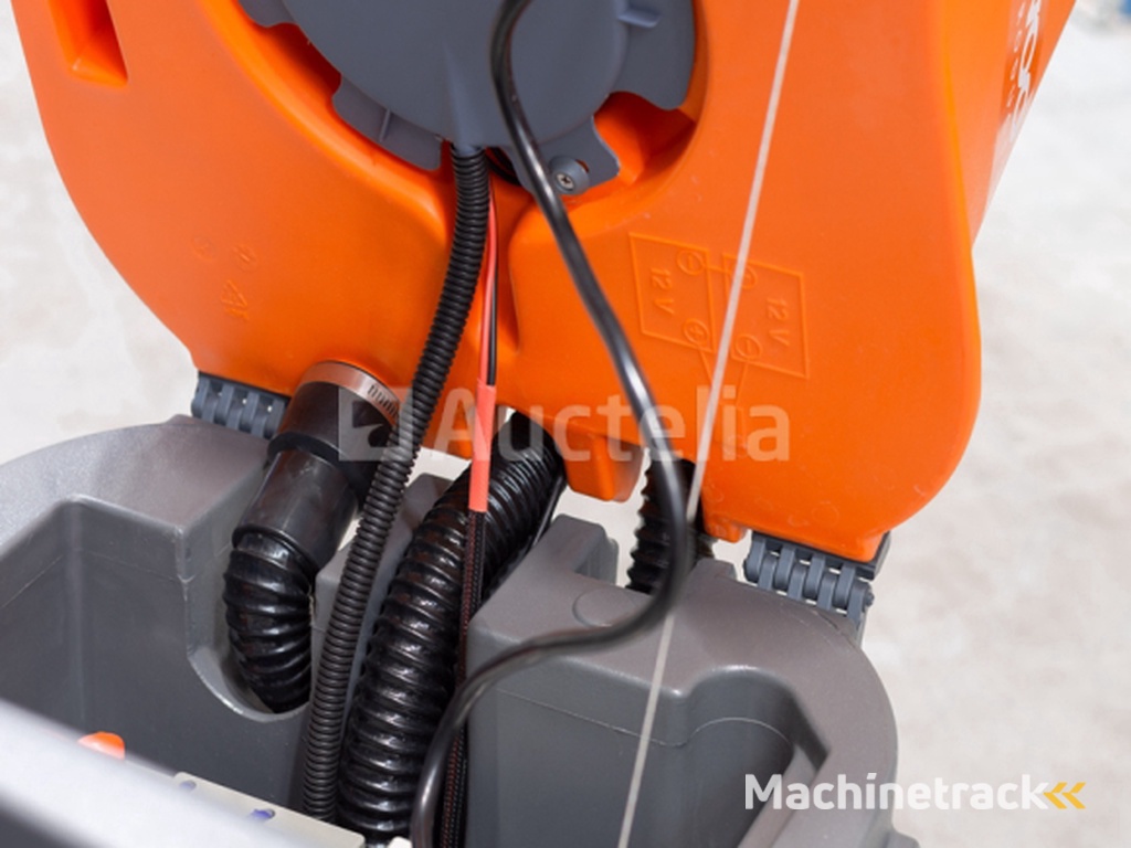 Daewoo DAFR70 ride-on scrubber