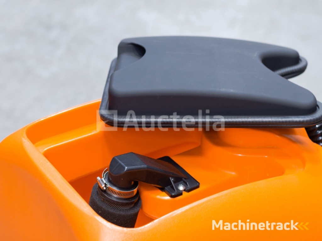 Daewoo DAFR70 ride-on scrubber