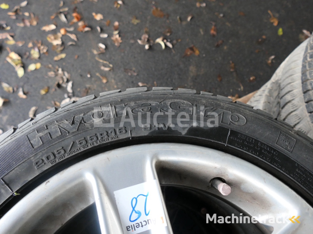 4 Second-hand tyres on Good Yaer HydraG aluminium rim (Dimensions: 205/55R16 91V)
