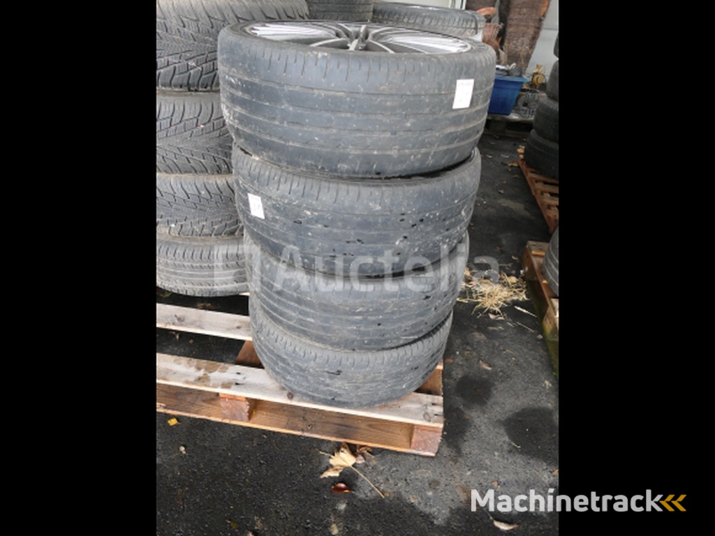 4 Tweedehands banden op Maxxis Pro R1 aluminium velg (Afmetingen: 225/40 ZR 18 92W)