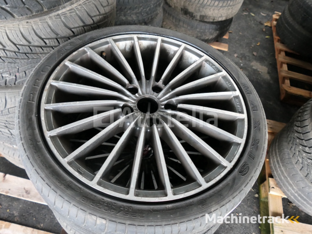 4 Tweedehands banden op Maxxis Pro R1 aluminium velg (Afmetingen: 225/40 ZR 18 92W)