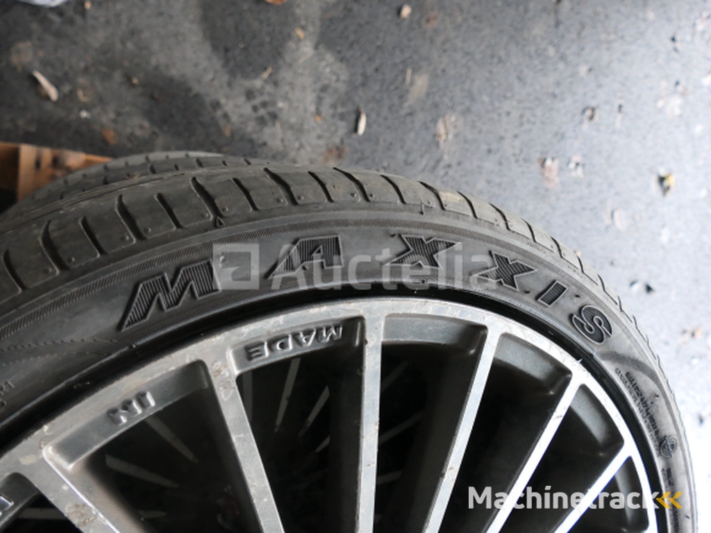 4 Tweedehands banden op Maxxis Pro R1 aluminium velg (Afmetingen: 225/40 ZR 18 92W)