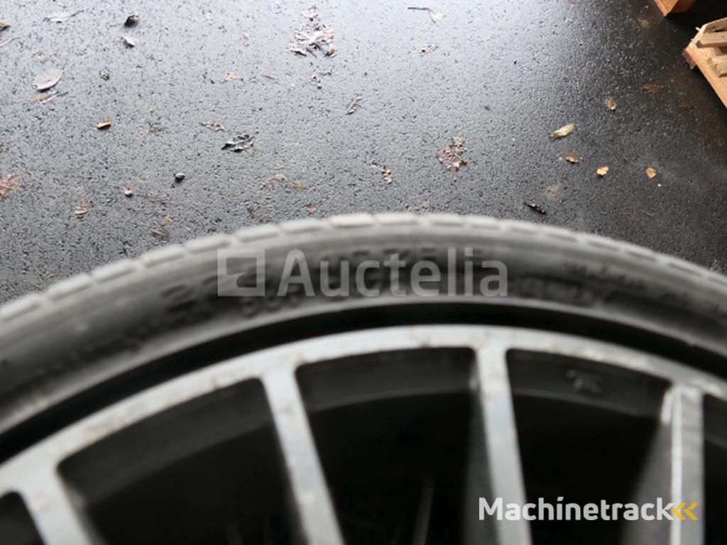 4 Tweedehands banden op Maxxis Pro R1 aluminium velg (Afmetingen: 225/40 ZR 18 92W)