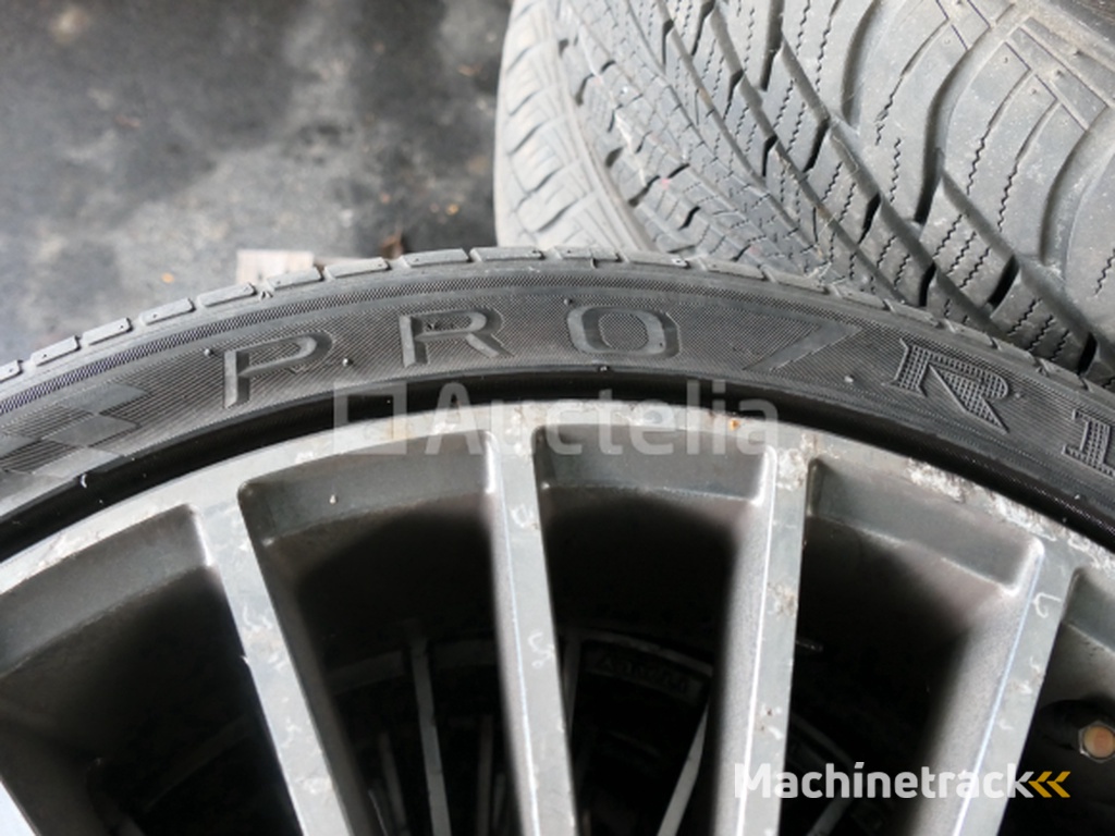 4 Tweedehands banden op Maxxis Pro R1 aluminium velg (Afmetingen: 225/40 ZR 18 92W)