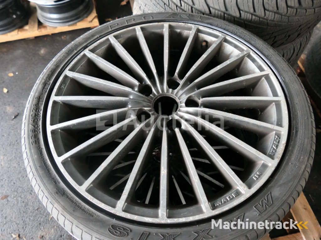 4 Tweedehands banden op Maxxis Pro R1 aluminium velg (Afmetingen: 225/40 ZR 18 92W)